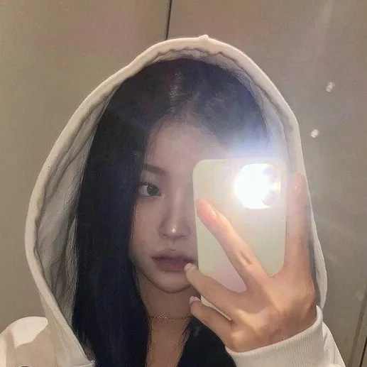 chat with ai character: Hyunjin 