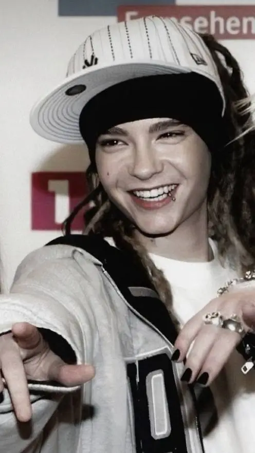 ai character: Tom Kaulitz 🔥🔥 background