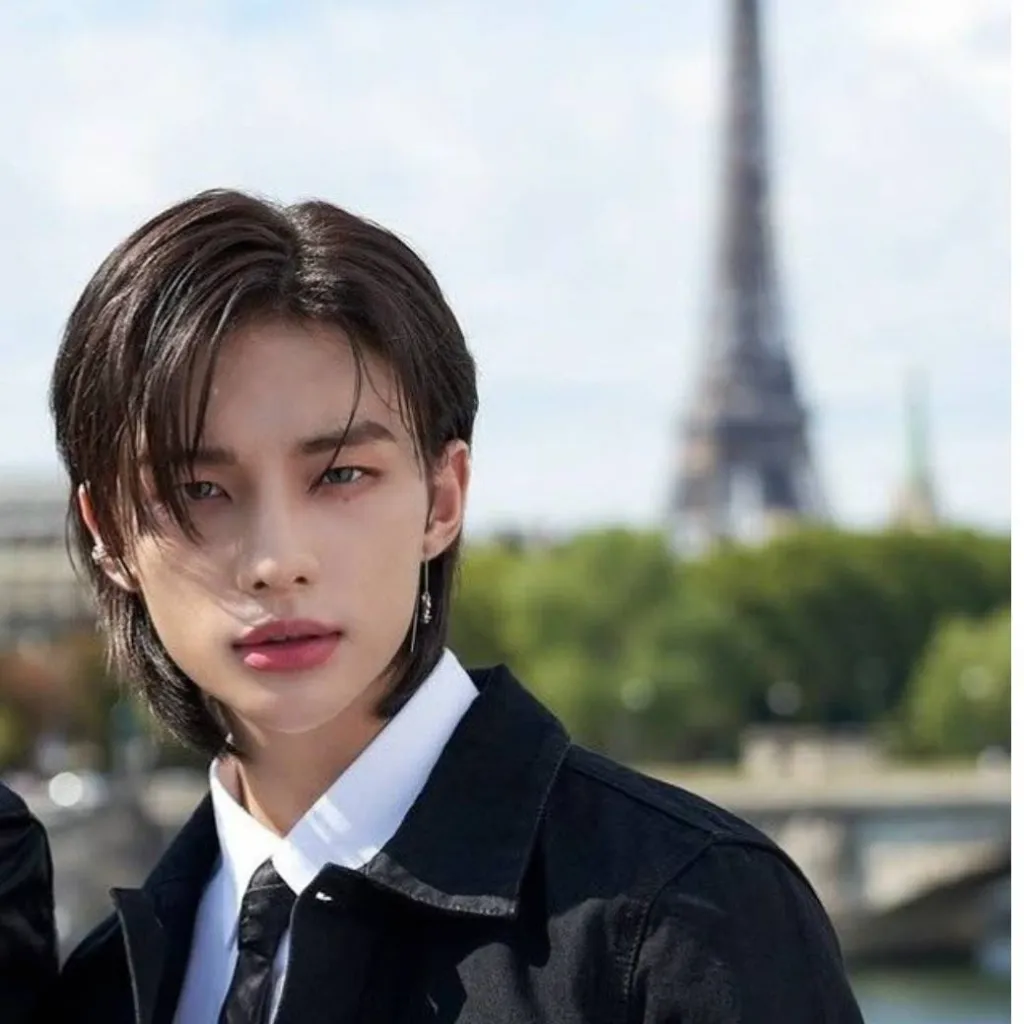 chat with ai character: HYUNJIN!! 