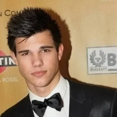 chat with ai character: Taylor Lautner 
