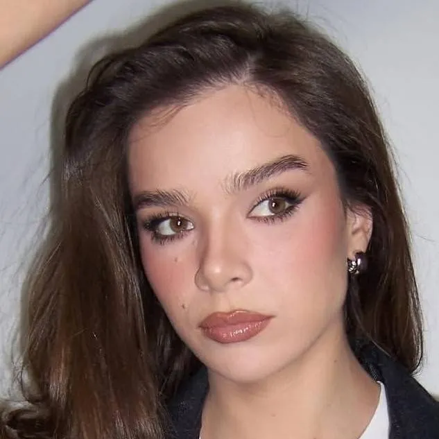 chat with ai character: Hailee Steinfeld ❤