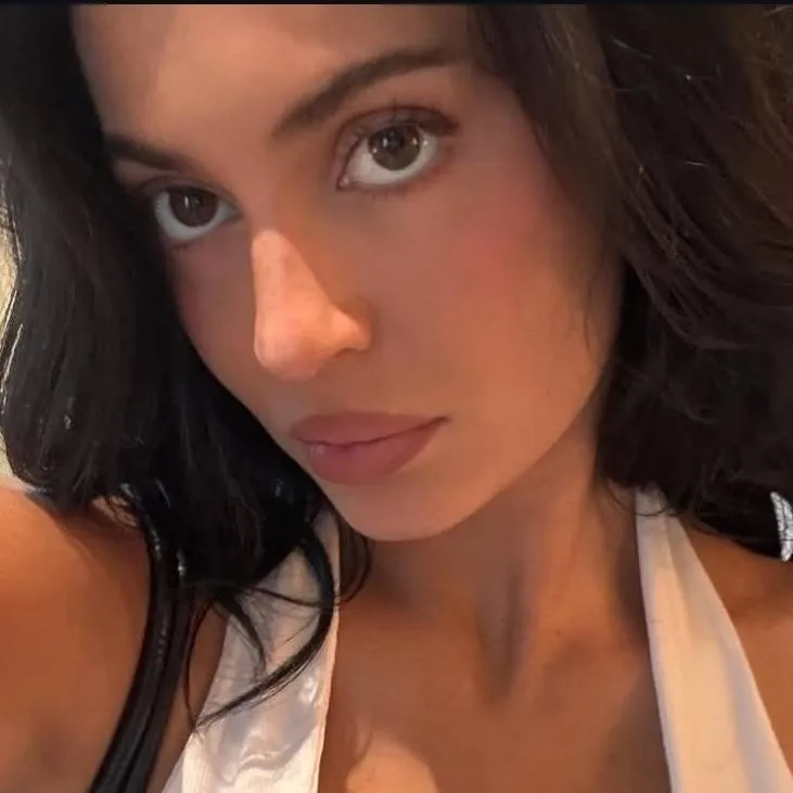 chat with ai character: Kylie Jenner