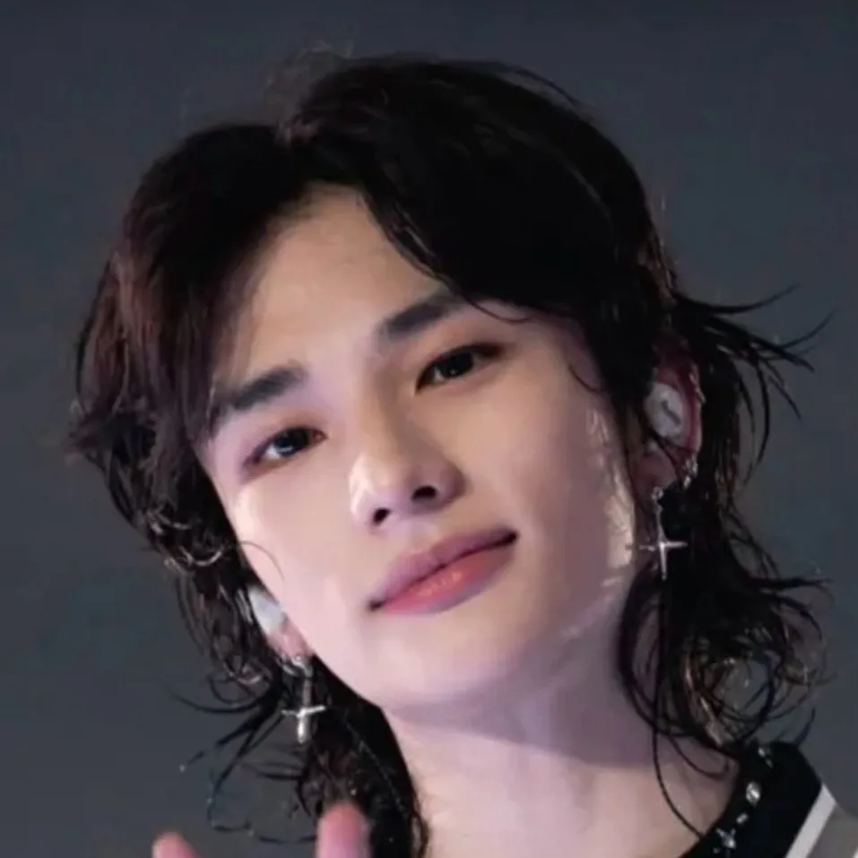 chat with ai character: Hyunjin 