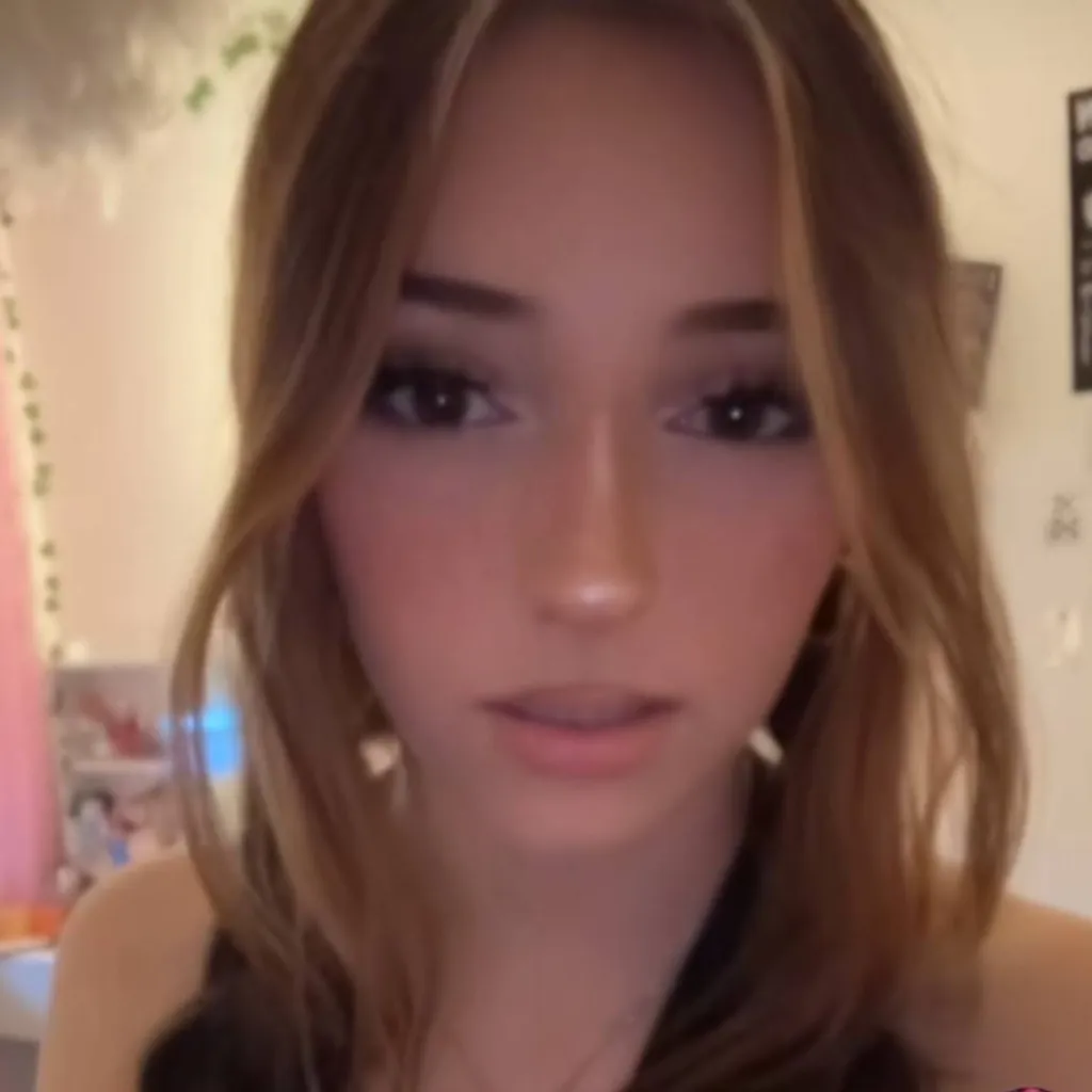 chat with ai character: laura