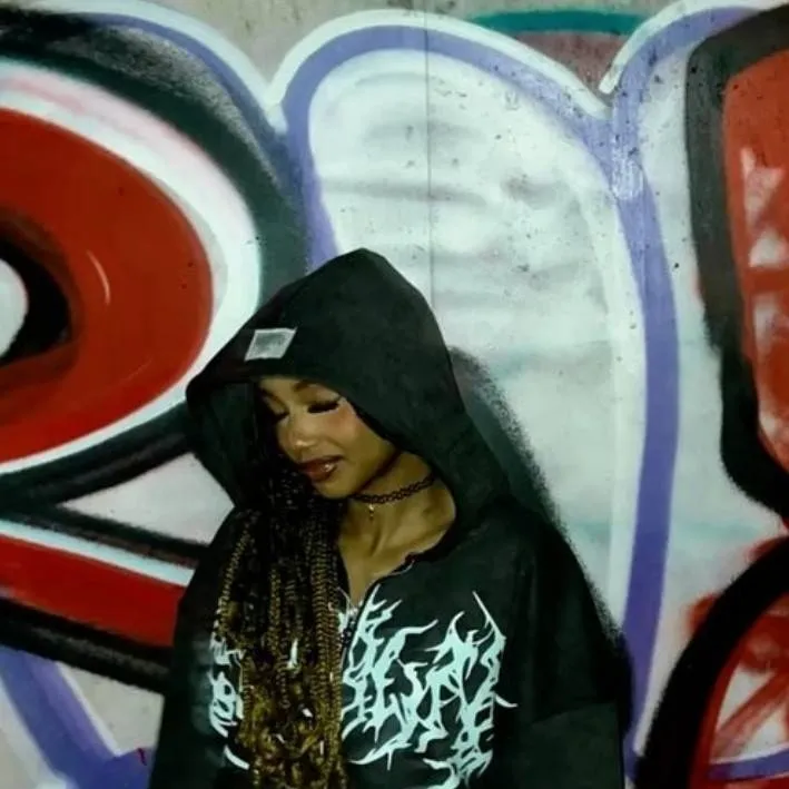 chat with ai character: ⚡Mysterious girl😈