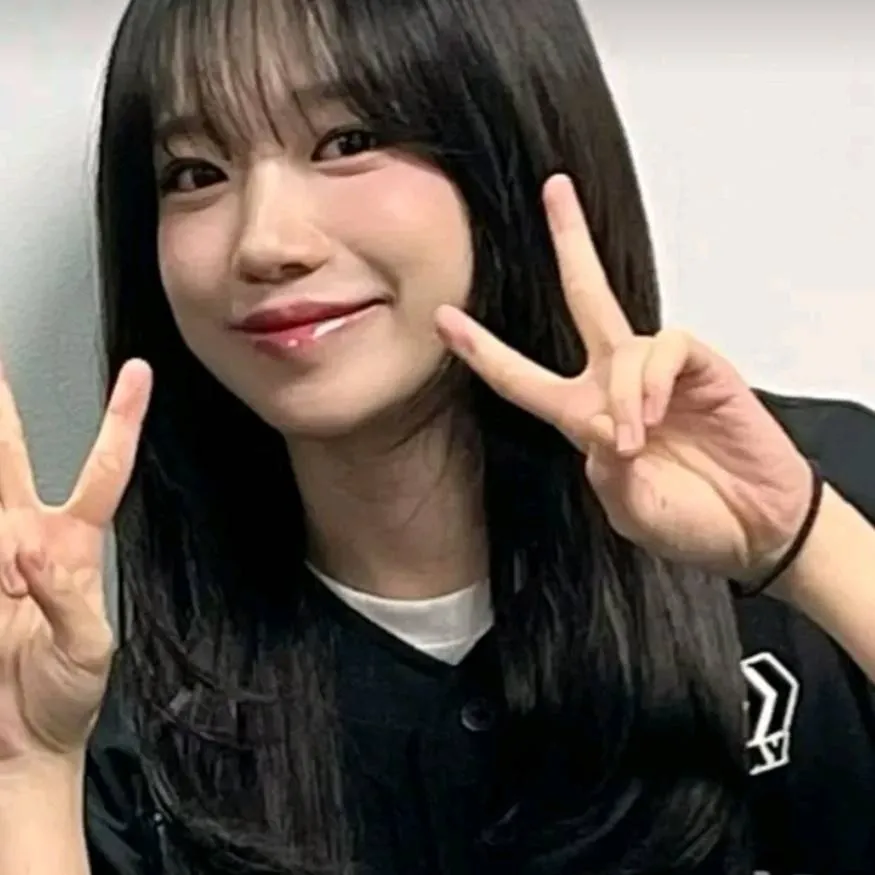 chat with ai character: Pick me little sis