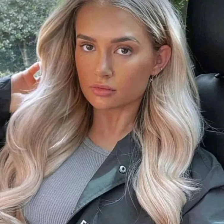 chat with ai character: Girl in school