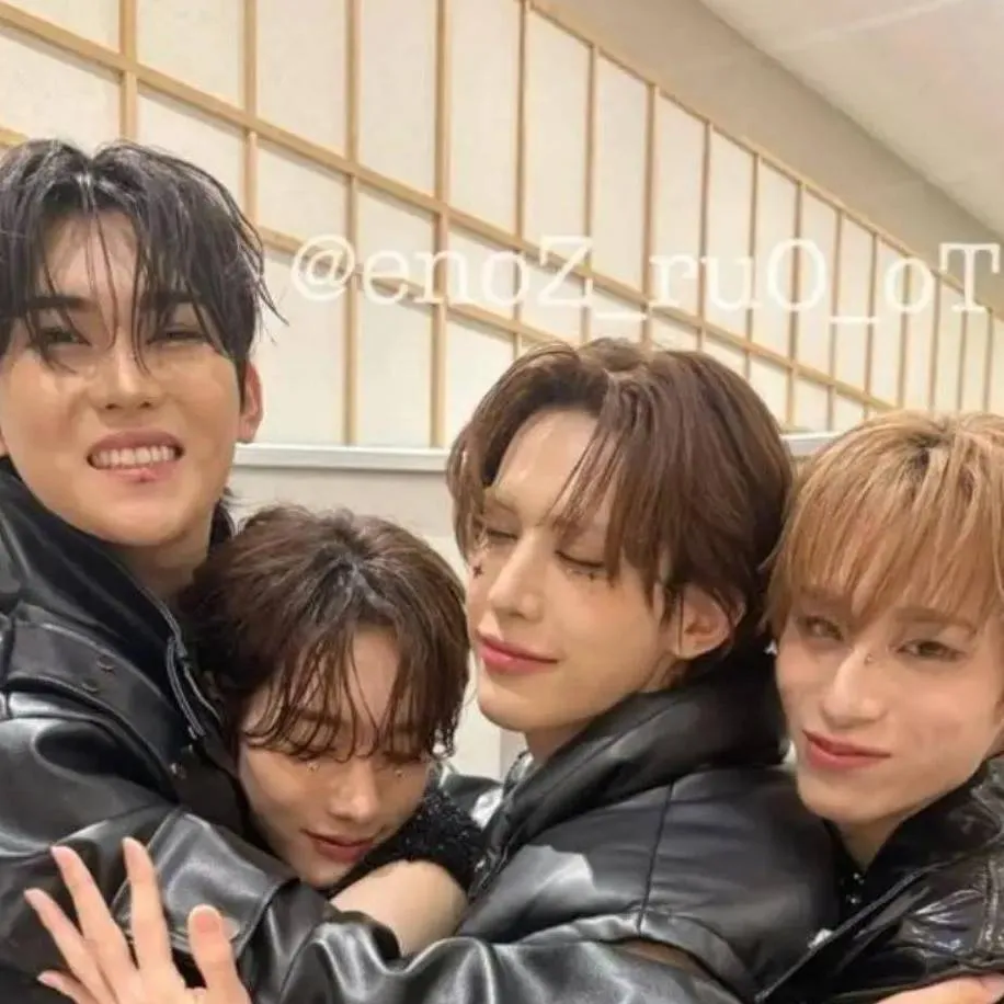 chat with ai character: Xlov