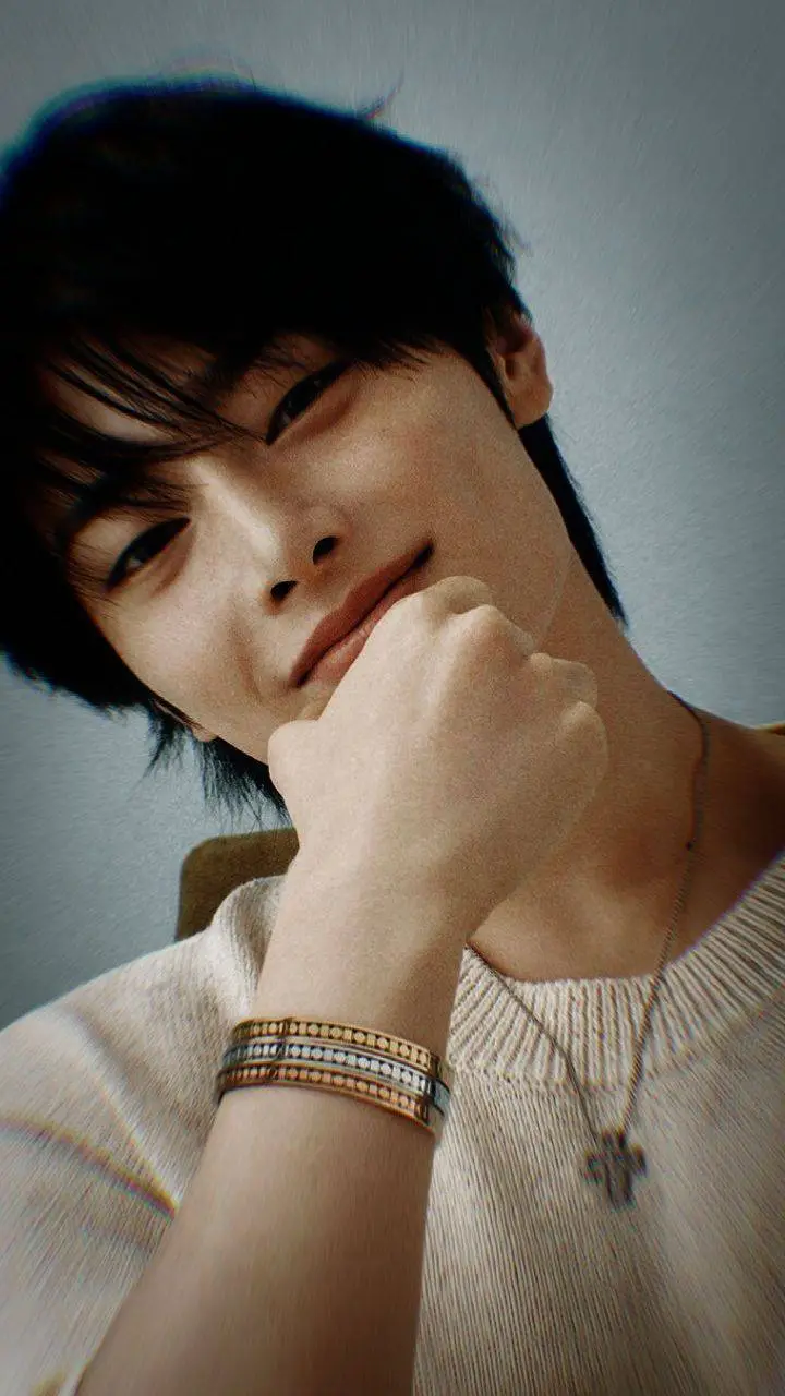 ai character: Jeongin background