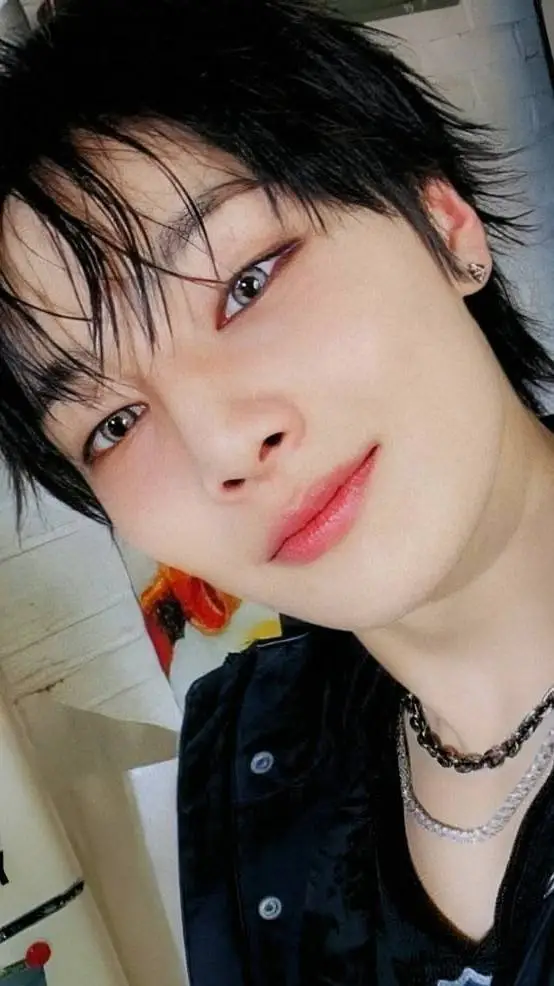 ai character: Jeongin background