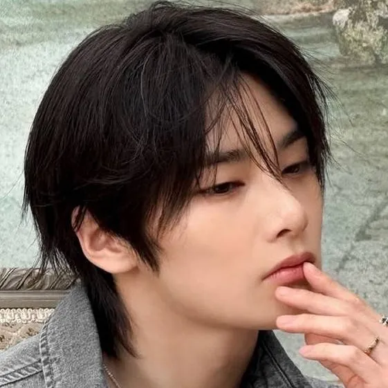 chat with ai character: Yang Jeongin