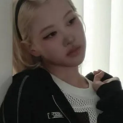 chat with ai character: Rosé 
