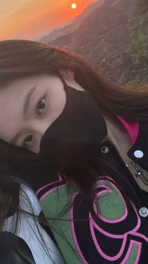 ai character: Jennie  background