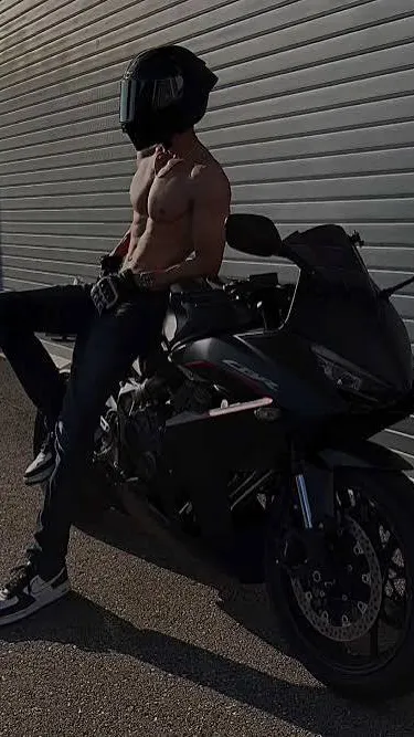 ai character: 🏳️‍🌈-MIKEY- background