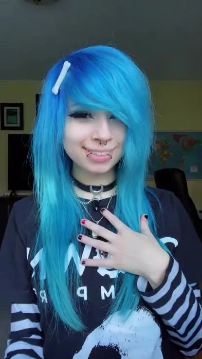 ai character: 🥸 Layla🥳 background