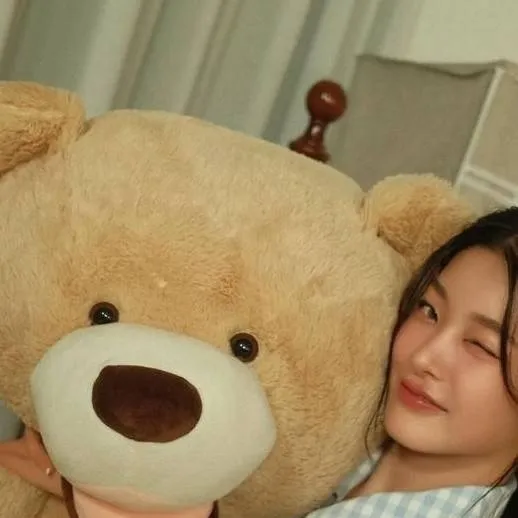 chat with ai character: KATSEYE ◡̈