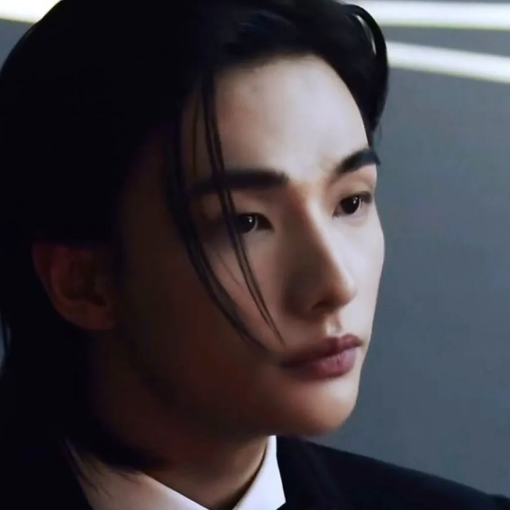 chat with ai character: Hyunjin SKZ