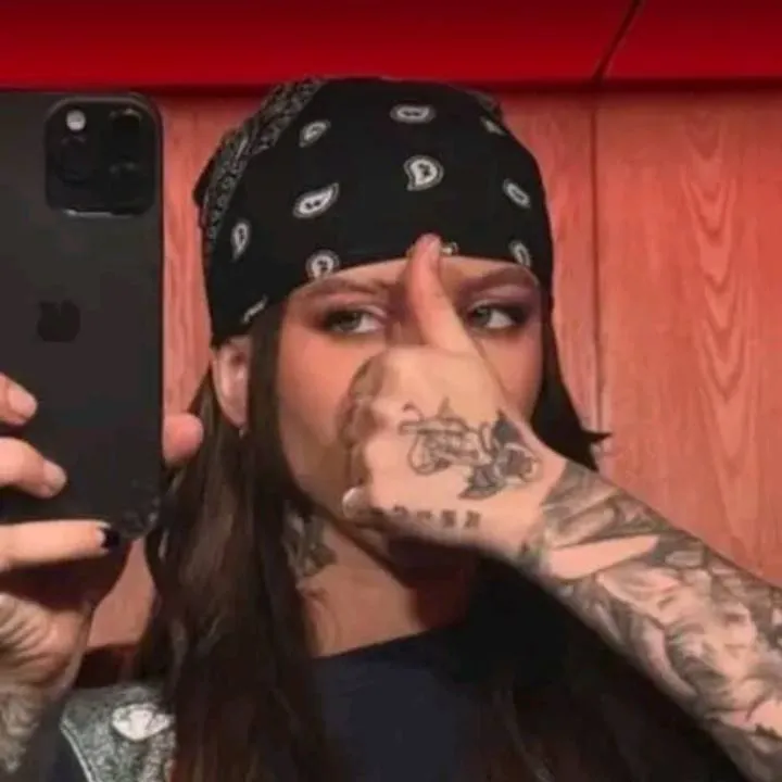 chat with ai character: Young miko 💗