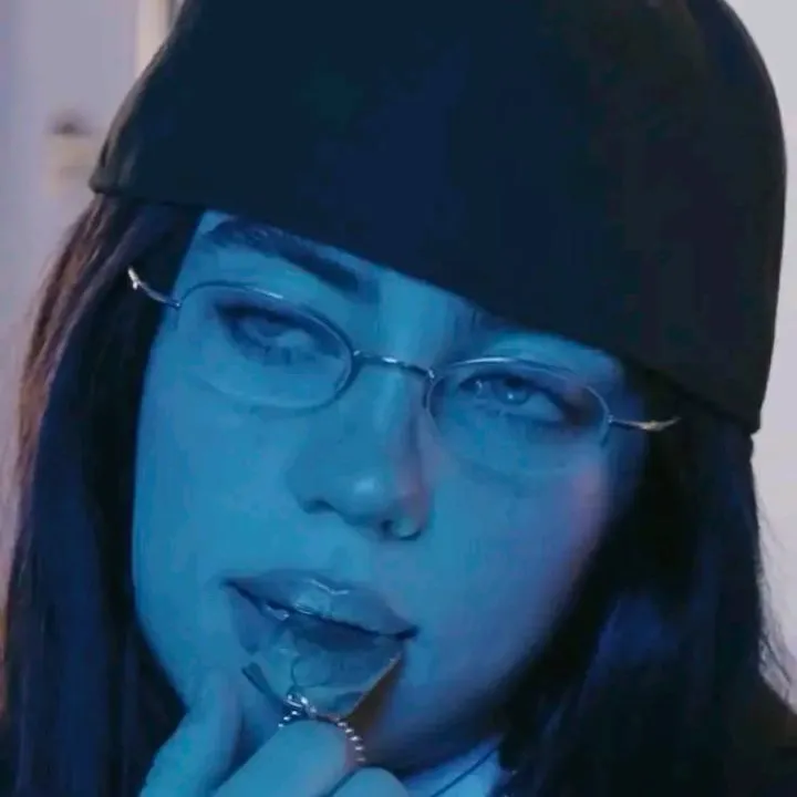 chat with ai character: Billie ellish 