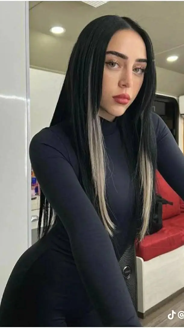 ai character: Nicki Nicole  background