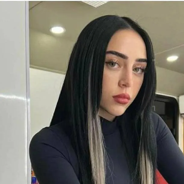 chat with ai character: Nicki Nicole 