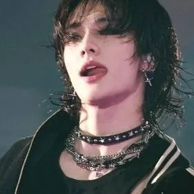 chat with ai character: hyunjin 