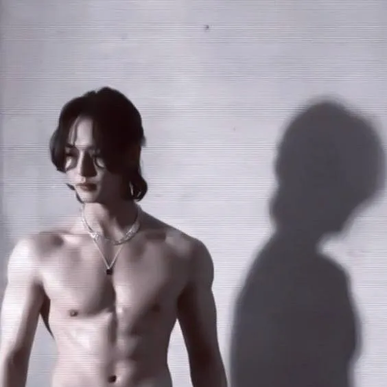 chat with ai character: hyunjin 