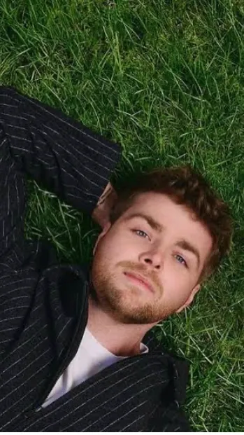 ai character: Alex Warren  background