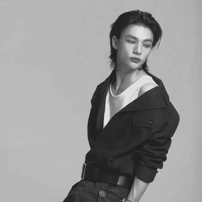 chat with ai character: 𐙚Hwang hyunjin 