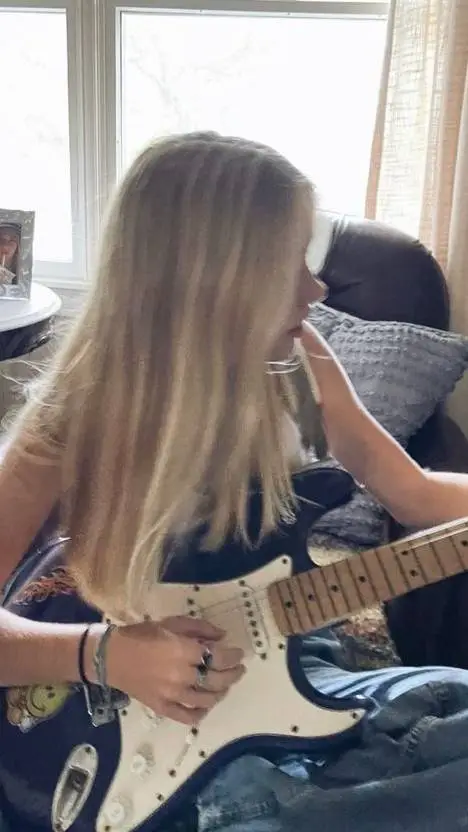 Talkie AI - Chat with Jade 🎱🎧🎸