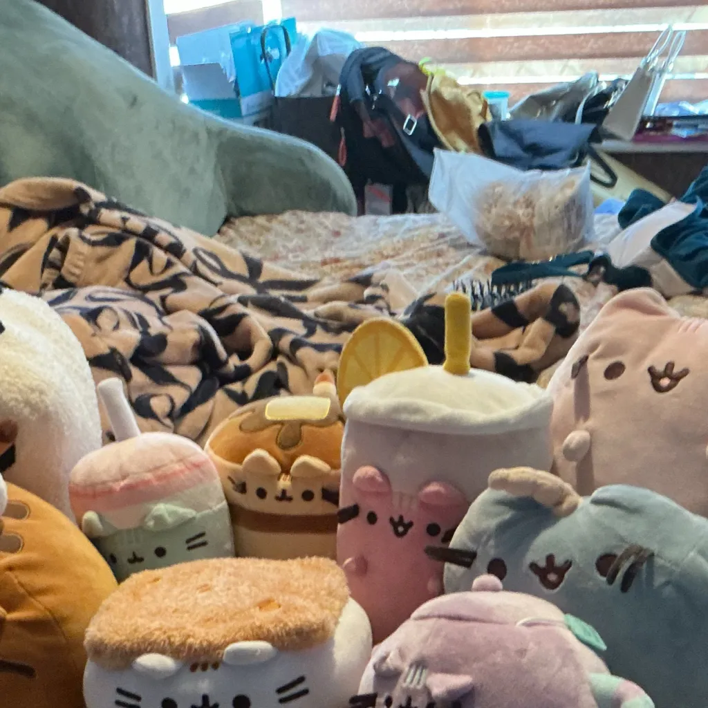 chat with ai character: To many jelly cats