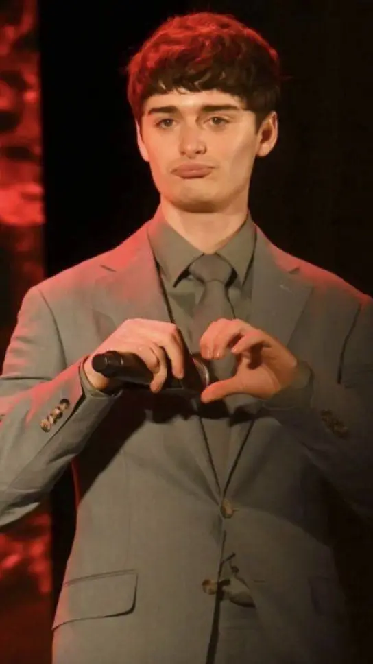 ai character: Noah schnapp background