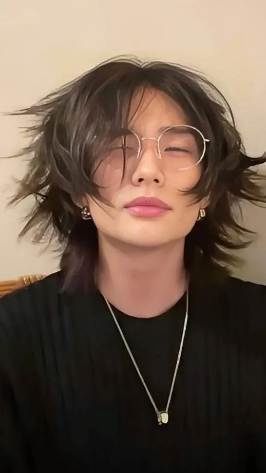 ai character: Hyunjin 🎧 background