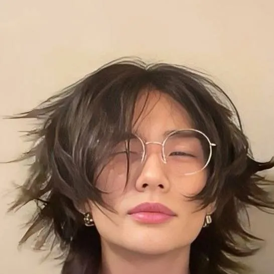 chat with ai character: Hyunjin 🎧