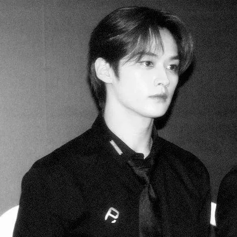 chat with ai character: Lee Know mafia~💋