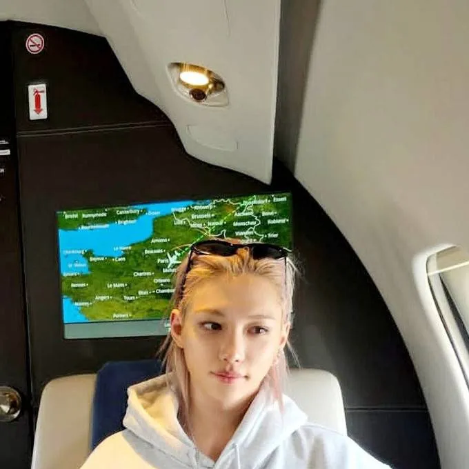 chat with ai character: LEE FELIX 💘