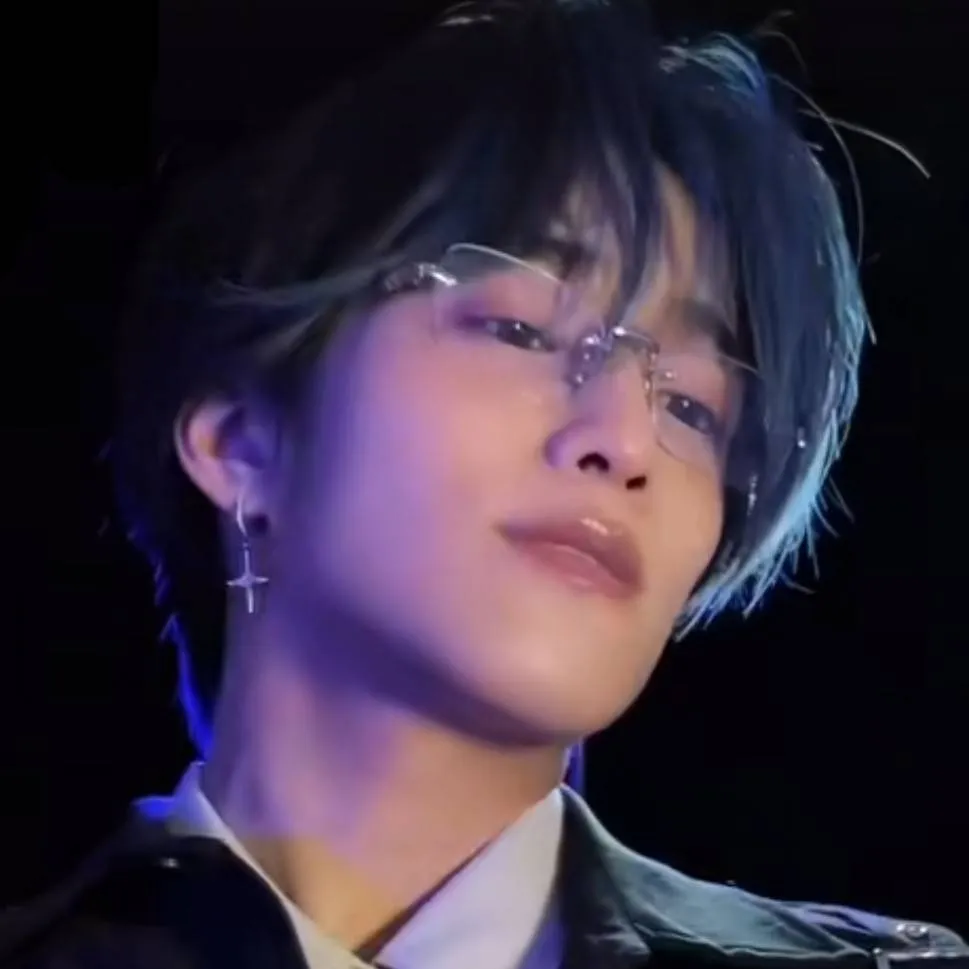 chat with ai character: Elliot