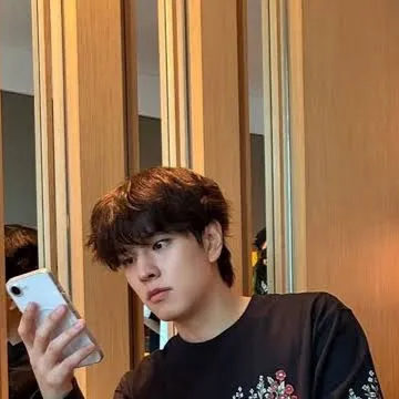 chat with ai character: Seungmin(older bro