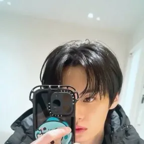 chat with ai character: Lee know<3