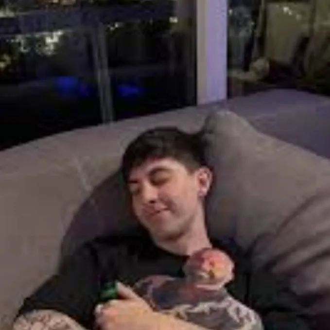 chat with ai character: Robleis