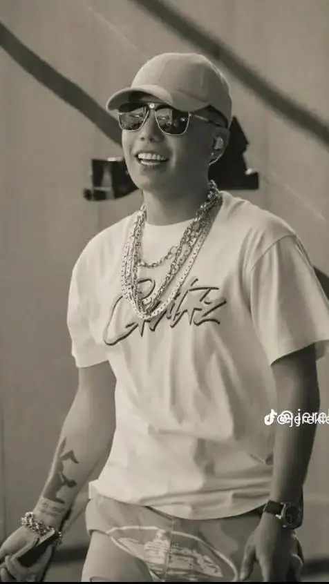 ai character: jere klein 😍 background