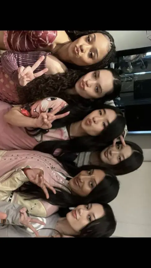 ai character: 🩷 KATSEYE💜 background