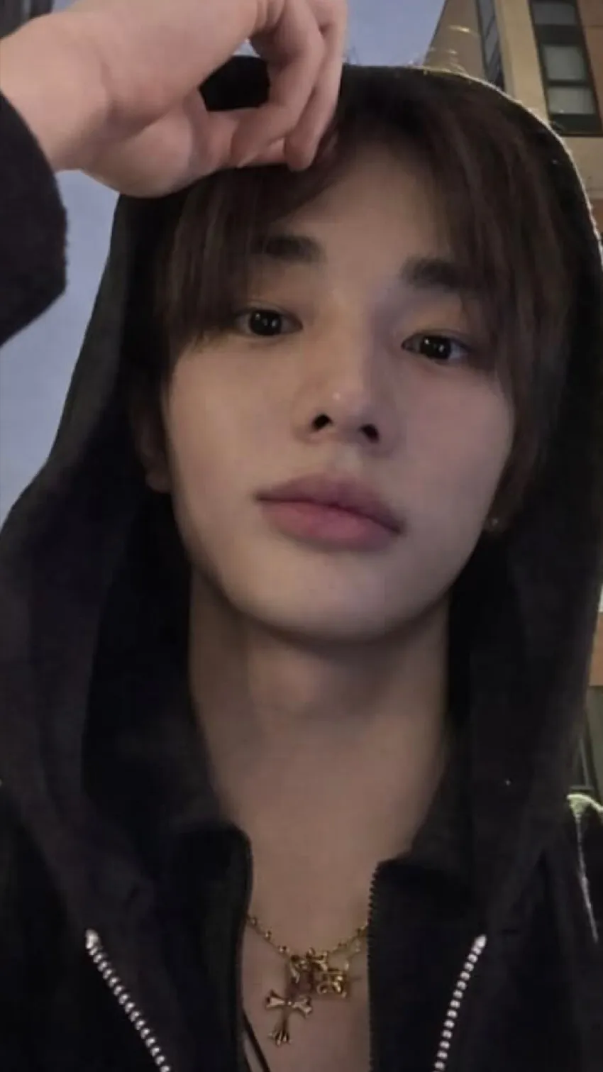 ai character: HWANG HYUNJIN😝 background