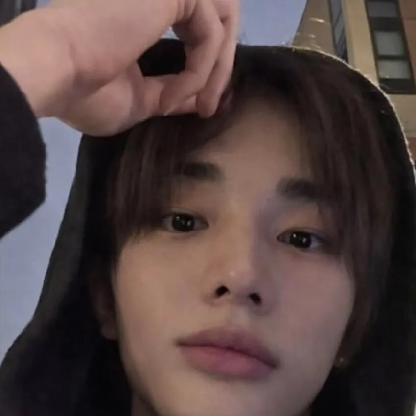 chat with ai character: HWANG HYUNJIN😝