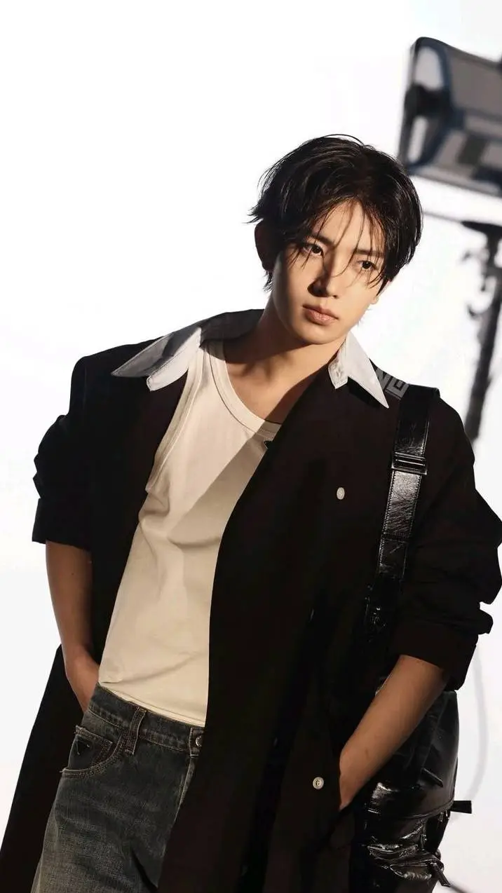 ai character: Lee Heeseung background