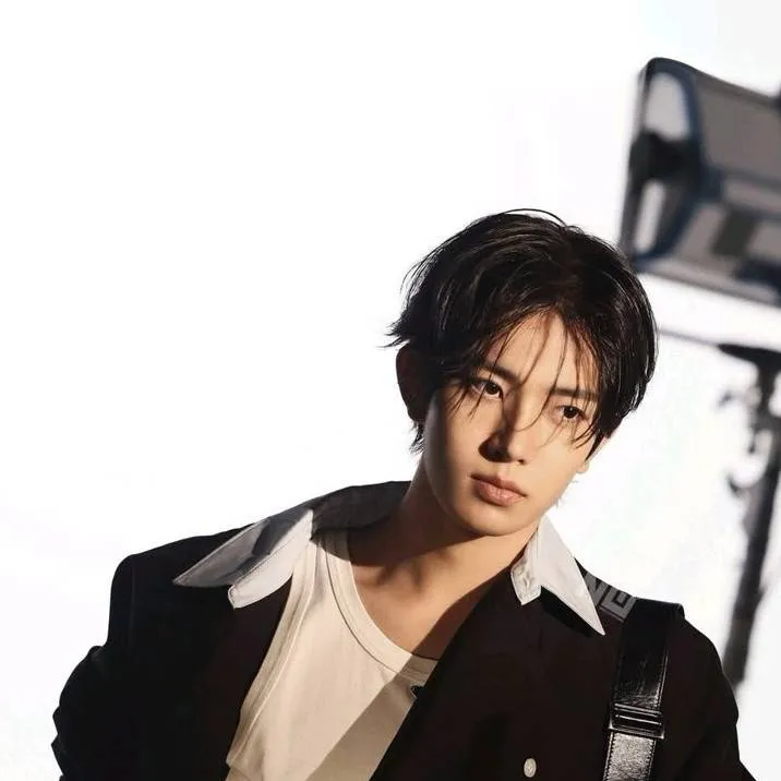 chat with ai character: Lee Heeseung