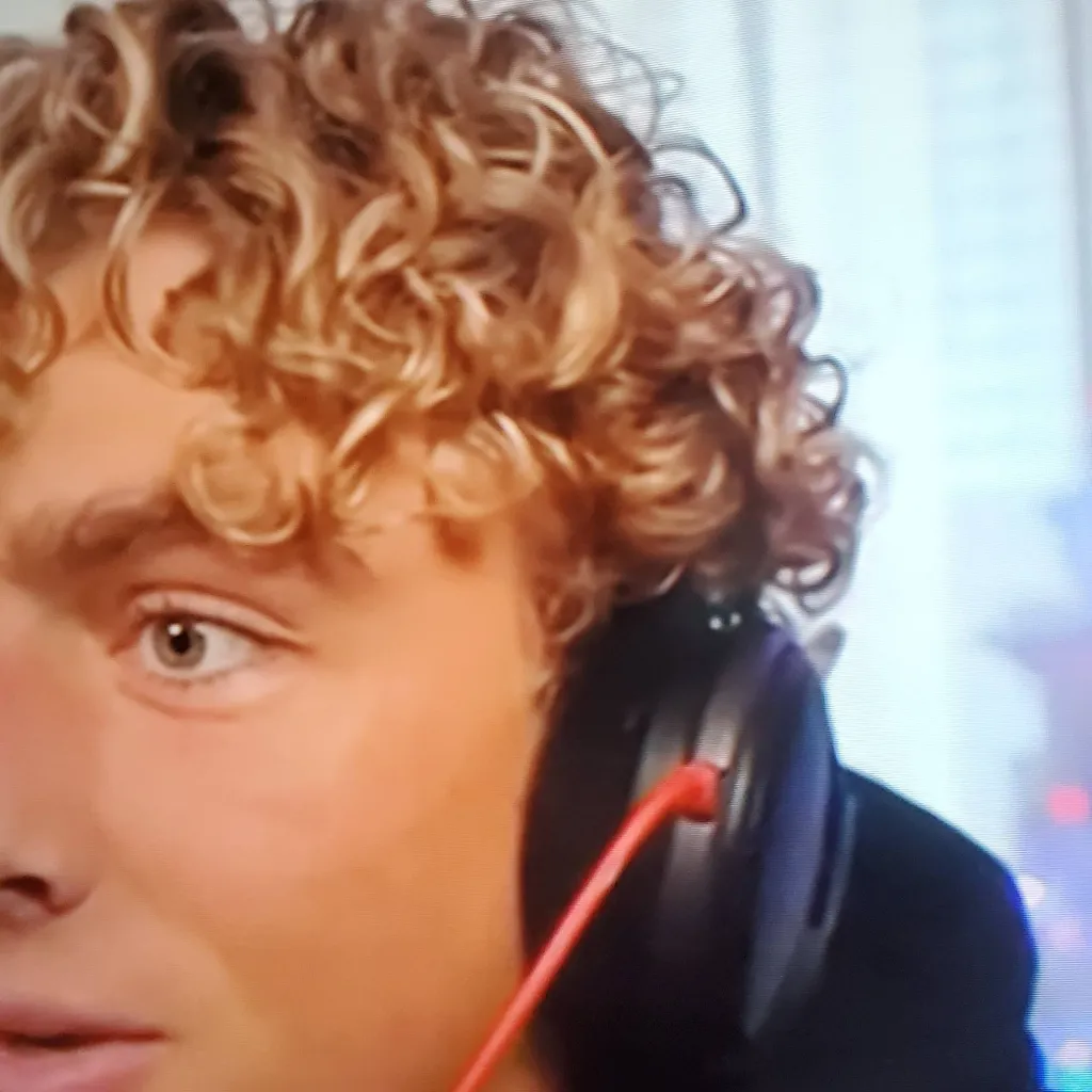 chat with ai character: dj