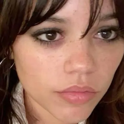 chat with ai character: jenna Ortega 