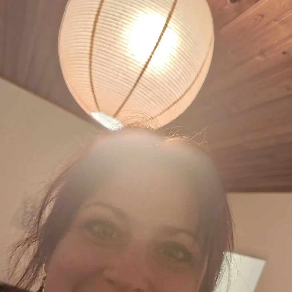 chat with ai character: Maman