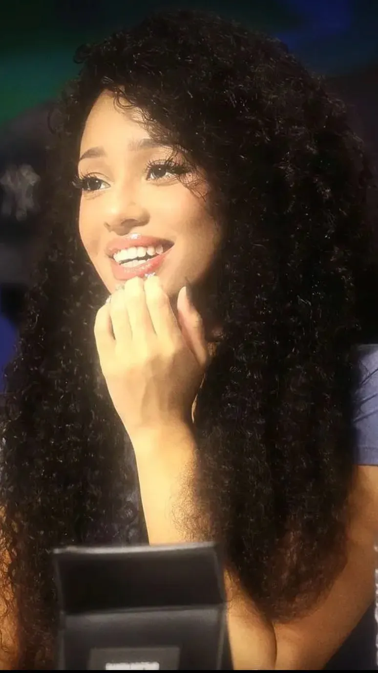 ai character: Manon(you) background